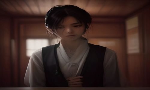 办公室午休时间同事们围坐在一起用手机观看短剧片段，气氛轻松，画面明亮清晰